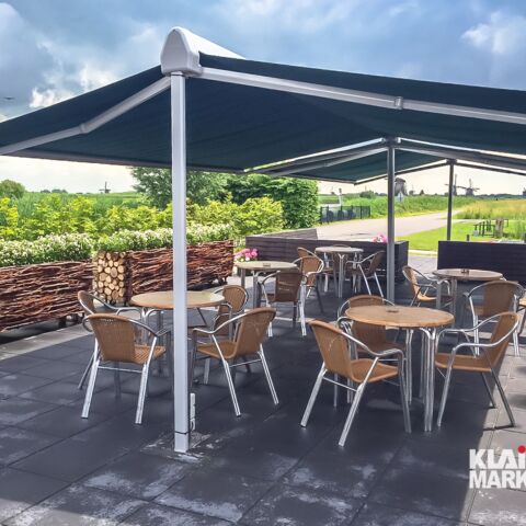 Zusätzlich zum Indoor-tauglichen Sonnenschutz in Königstein gibt es auch Outdoor-Lösungen, die Sonnenlicht und fremde Blicke abhalten.